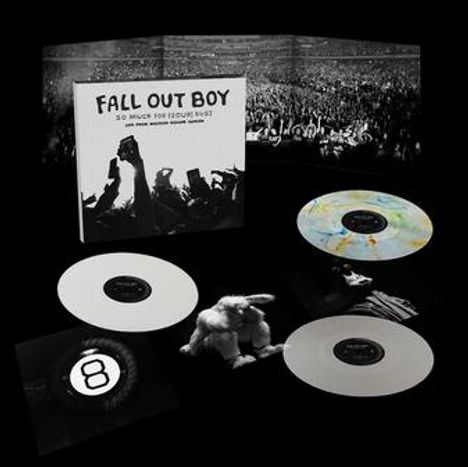 "FALL OUT BOY So Much (for) (Tour) Dust" auf Schallplattencover, daneben farbige und weiße Vinylplatten.