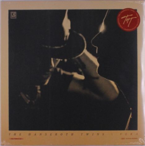 "The Hanseroth Twins | Vera" und kleines Logo links oben. Silhouette von Person mit Mikrofon, sepiafarben.