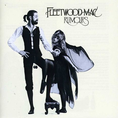 "Fleetwood Mac Rumours" in stilisierter Schrift. Ein Mann mit Hut steht neben einer Frau in fließendem Kleid.