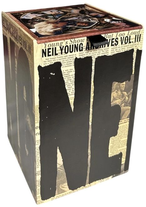 Groß "NEIL YOUNG", oben kleiner "NEIL YOUNG ARCHIVES VOL. II TAKES", Hintergrund aus Zeitungsausschnitten.