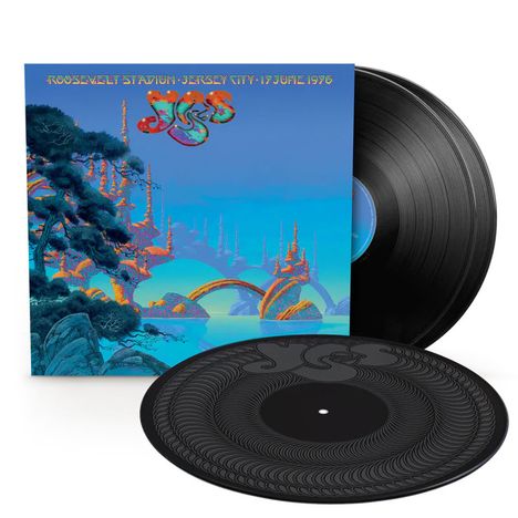 Text: "ROOSEVELT STADIUM / JERSEY CITY / 17 JUNE 1976" und "YES". 

Cover in bläulichen Tönen mit futuristischer Landschaft. Vinyl-Platte sichtbar.