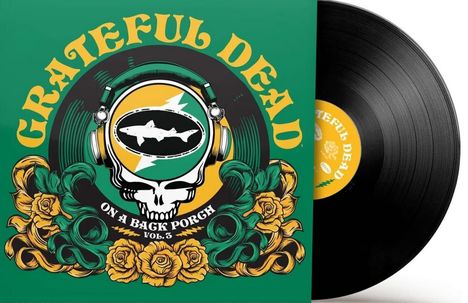 "Grateful Dead On a Back Porch Vol. 3" steht in gelber Schrift auf grünem Hintergrund mit Totenkopf, Kopfhörer und Rosen.