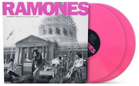 „RAMONES“ in großer Schrift, „Summer in the City“ darunter. Schwarzweißes Konzertfoto vor einem Gebäude, zwei pinke Schallplatten.