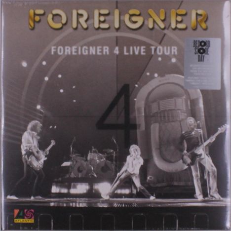 "FOREIGNER", "FOREIGNER 4 LIVE TOUR", schwarz-weißes Foto einer Band auf der Bühne mit großem „4“ und Bühne im Hintergrund.