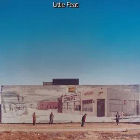 Text: "Little Feat". Eine Wand zeigt ein Wandgemälde eines Supermarkts, davor stehen fünf Menschen, blauer Himmel im Hintergrund.