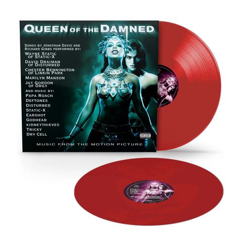 Text im Bild: "QUEEN OF THE DAMNED", Bandnamen, "MUSIC FROM THE MOTION PICTURE". Cover mit Figur vor dunklem Hintergrund, rote Schallplatte.