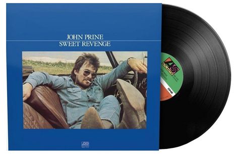 „JOHN PRINE SWEET REVENGE“, zeigt eine entspannte Person im Auto und eine Schallplatte.
