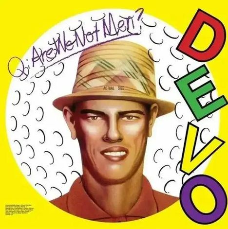 "Q: Are We Not Men?" steht oben, DEVO rechts. Eine Illustration zeigt einen Mann mit Hut vor gelbem Hintergrund.