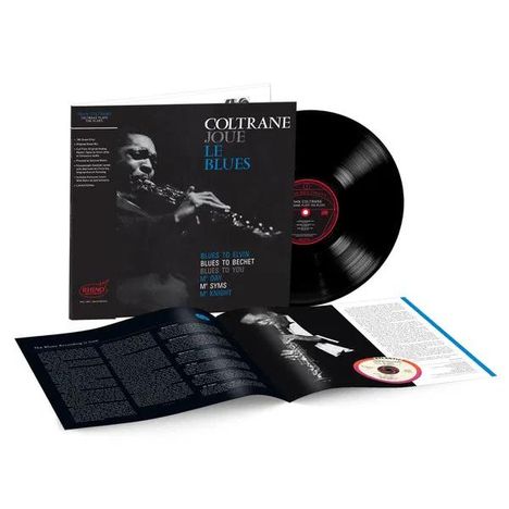 Schwarze Schallplatte und Album mit dem Text „COLTRANE JOUE LE BLUES“. Abgebildeter Musiker mit Saxophon, zwei Broschüren.