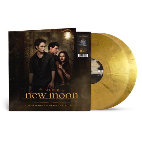 "The Twilight Saga: New Moon" und "Original Motion Picture Soundtrack" steht auf dem Cover. Drei Personen im Wald, goldene Schallplatte.
