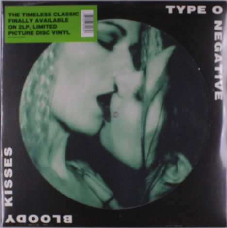 Der Text lautet: "THE TIMELESS CLASSIC FINALLY AVAILABLE ON 2LP, LIMITED PICTURE DISC VINYL", "TYPE O NEGATIVE", "BLOODY KISSES". Es zeigt zwei Personen, die sich küssen.