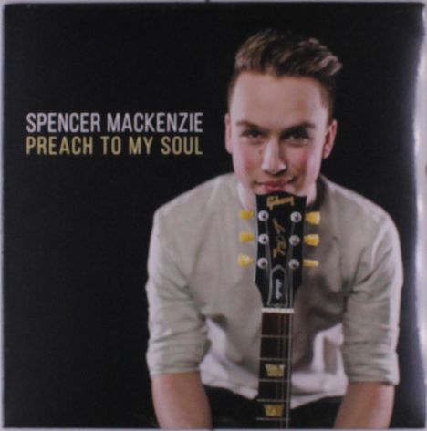 "Spencer MacKenzie Preach to My Soul". Ein Mann mit Gitarre im Vordergrund, dunkler Hintergrund.