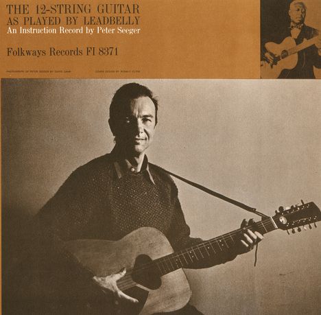 Aufschrift: "The 12-String Guitar as Played by Leadbelly. An Instruction Record by Peter Seeger. Folkways Records FI 8371." Darunter: Ein Mann spielt Gitarre, lächelt. In der Ecke eine kleine Illustration eines Gitarristen.