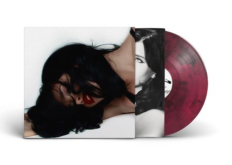 Albumcover mit Frau in Schwarz-Weiß, rotem Lippenstift, dunklem Haar. Beigefügte Schallplatte, marmoriertes Rot.