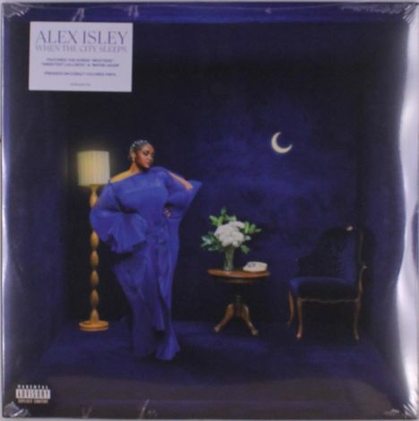 Alex Isley - When the City Sleeps. Frau in blauem Kleid, Lampe, Tisch mit Blumen, Stuhl, Mondsichel an der Wand.
