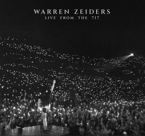 "Warren Zeiders: Live from the 717". Ein Künstler auf der Bühne vor einem leuchtenden, jubelnden Publikum.