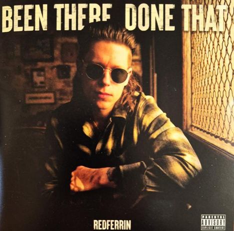 Text: "BEEN THERE DONE THAT", "REDFERRIN". Ein Mann mit Sonnenbrille und kariertem Hemd sitzt an einem Tisch.