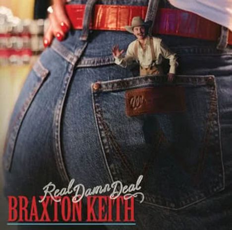 Texte: „Real Damn Deal“ und „Braxton Keith“. Eine kleine Figur in einem Cowboy-Outfit steckt in einer Gesäßtasche einer Jeans.