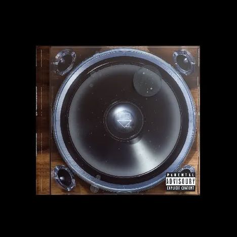 "Parental Advisory Explicit Content" steht unten rechts. Ein großer Lautsprecher in der Mitte auf dunklem Hintergrund.