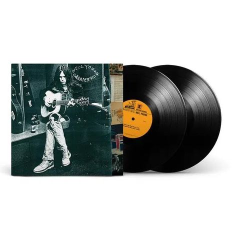 "Neil Young Greatest Hits" steht auf einem Albumcover, mit einer Person, die Gitarre spielt. Daneben sind zwei Schallplatten.