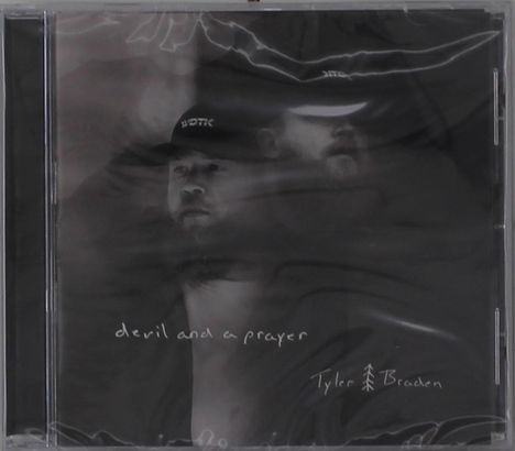 "devil and a prayer", "Tyler Braden". Verschwommenes Bild einer Person in dunkler Kleidung mit Mütze.