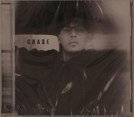 Der Text "CHASE" erscheint links. Ein unscharfes Schwarz-Weiß-Bild zeigt einen Mann mit nachdenklichem Gesichtsausdruck.