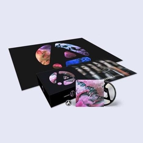 Schwarze Box und LP-Hülle mit buntem, abstraktem Design, ein großes Plakat und ein LP-Inlay in ähnlichem Stil.