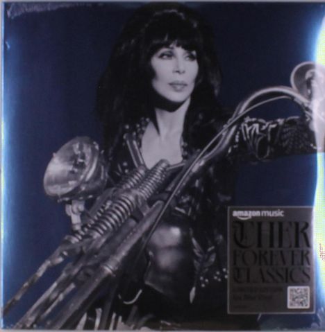 Texte: "amazon music", "CHER FOREVER CLASSICS". Eine Frau in Lederkleidung mit Motorrad-Lenker vor dunklem Hintergrund.