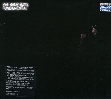 "PET SHOP BOYS FUNDAMENTAL" in weißer Schrift oben links. Zwei Männer in dunkler Kleidung rechts in der Dunkelheit.