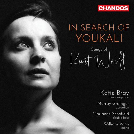 "In Search of Youkali: Songs of Kurt Weill" steht in orange und weiß. Daneben ein Porträt einer nachdenklichen Frau.