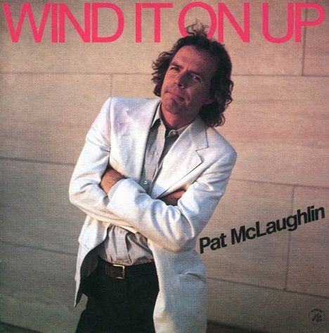 "WIND IT ON UP" und "Pat McLaughlin" sind in auffälligen Buchstaben zu sehen. Ein Mann in weißem Anzug blickt verträumt.