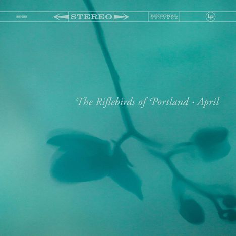 "The Riflebirds of Portland · April" vor blauem Hintergrund mit einer schemenhaften Pflanzenillustration.