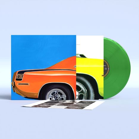 Auf einem Plattencover steht „EARTH“. Ein orange-gelbes Auto ist vor blauem Hintergrund abgebildet. Eine grüne Schallplatte ist zu sehen.