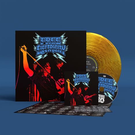 „FREE ELECTRICITY“ in blauer Schrift. Plattencover mit Band, goldene Schallplatte, CD und schwarz-weiß Postkarten.