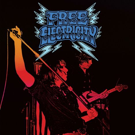 Schriftzug "FREE ELECTRICITY" in blauer Blitz-Optik über einer Bühne mit Musikern.