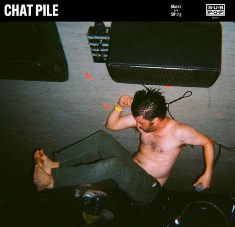 "CHAT PILE", "Masks b/w Sifting", "SUB POP". Ein Mann ohne Hemd in der Luft springend, greift ein Mikrofon.