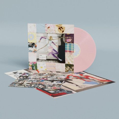 Eine rosafarbene Vinyl-Schallplatte ragt aus einem Cover mit Patchwork-Design, innen liegen Collagen. Auf einem Schild steht "you made me".