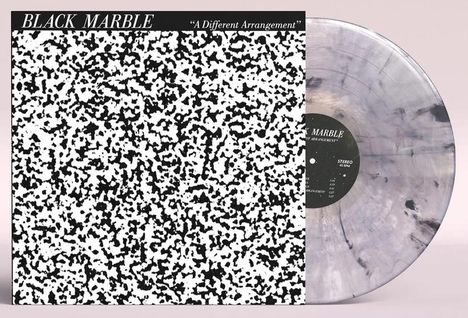 "BLACK MARBLE" und "A Different Arrangement" sind oben auf einem schwarz-weiß gemusterten Albumcover. Vinyl daneben.