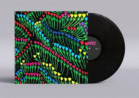 Text: "Alphabet, side A". Ein florales, buntes Cover-Design begleitet eine schwarze Vinyl-Schallplatte.