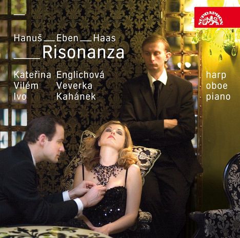 Text: "Hanuš Eben Haas Risonanza. Kateřina Englichová, Vilém Veverka, Ivo Kahánek. Harp, oboe, piano."

Szene: Edler Raum, eine Frau sitzt entspannt, ein Mann richtet ihren Schmuck, ein anderer steht daneben.
