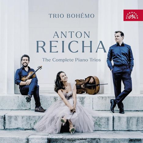"TRIO BOHÉMO, ANTON REICHA, The Complete Piano Trios". Drei Musiker sitzen bzw. stehen mit ihren Instrumenten auf Stufen.