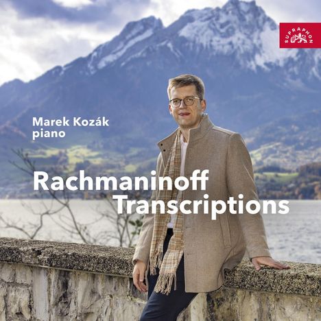 „Marek Kozák piano. Rachmaninoff Transcriptions.“ Ein Mann in Mantel vor Berg- und Seelandschaft. Logo oben rechts.