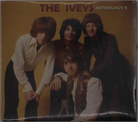 "The Iveys Anthology 5" oben. Vier Männer posieren, teils in Hemden, einer sitzt, drei stehen. Retro-Stil.
