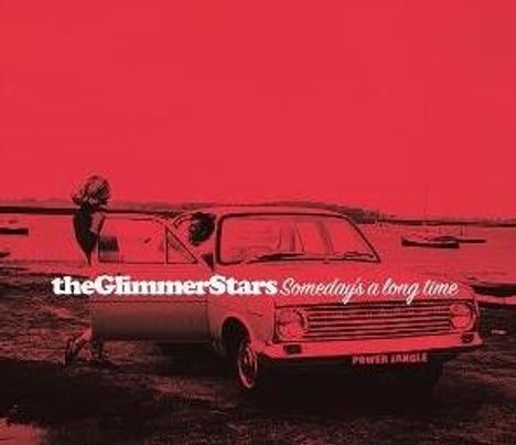 „theGlimmerStars Someday's a long time“ in weißem Text auf rotem Hintergrund. Ein altes Auto am Ufer.