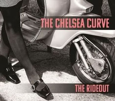 "THE CHELSEA CURVE" und "THE RIDEOUT". Schwarze Schuhe und eine Vespa, Beine in Strumpfhose. Retro-Stil.