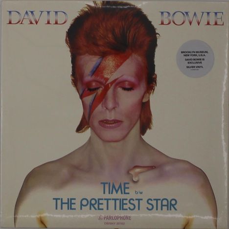 DAVID BOWIE, TIME b/w THE PRETTIEST STAR, Brooklyn Museum Sticker. Person mit Blitz auf dem Gesicht, geschlossene Augen.