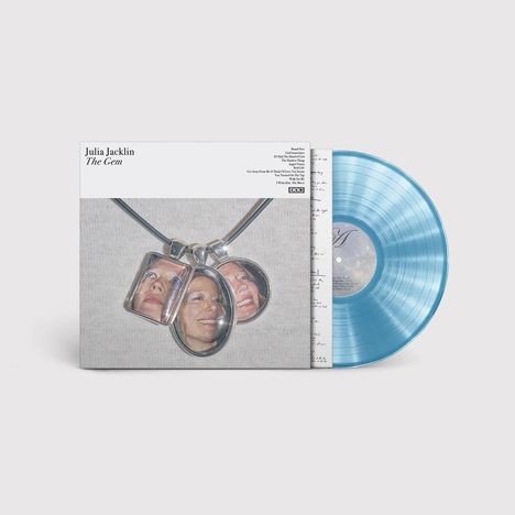 Albumcover "Julia Jacklin - The Gem". Drei Anhänger mit Gesichtern. Transparente, blaue Vinyl-Schallplatte.