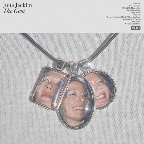 "Julia Jacklin", "The Gem", "Brand New", "God Sometimes". Drei Anhänger mit dem Gesicht einer Frau an einer Kette.
