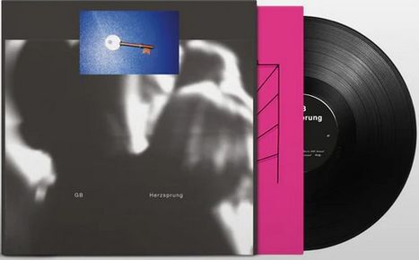 "GB Herzsprung." Schwarz-weiße, unscharfe Fotografie, darüber kleines Bild eines Schlüssels vor blauem Hintergrund. Vinylplatte.
