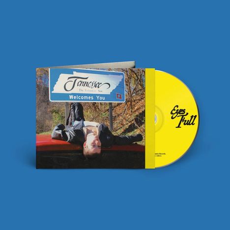 Text: "Tennessee Welcomes You" und "Eyes Full".  
Bild: Eine Person liegt auf einem Autodach vor einem Straßenschild.